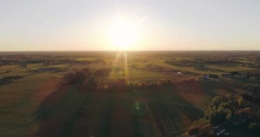 Küçük bir kasaba üzerinde gün batımının muhteşem manzarası..