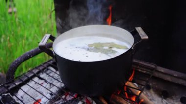 BBQ 'da kaynamış balık çorbası ile tavanın yakın çekimi, yavaş çekim. 