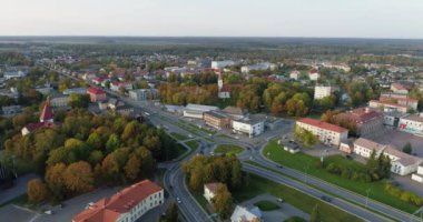 Şehir trafiğinin, arabaların ve otobüslerin hava görüntüleri. Estonya.