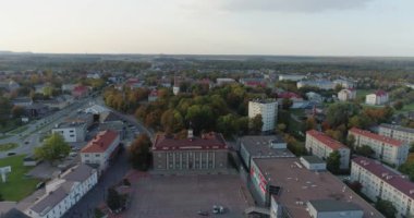 Küçük Estonya kasabasında sonbahar mevsiminin hava görüntüleri. Gün batımı.