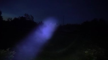 Lamba ışığında duman, karanlık gece arkaplanı 