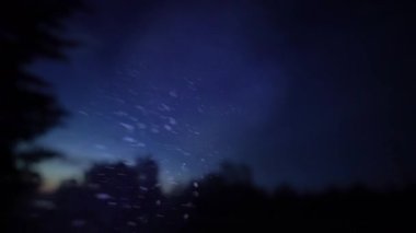 Lamba ışığında duman, karanlık gece arkaplanı 