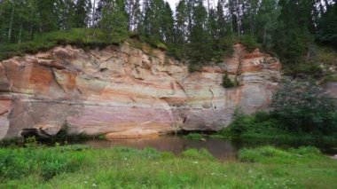 Estonya 'daki Ahja nehrinin kıyısında Devonian kumtaşı çıkıntıları. Ağır çekim. Sabit görüntü