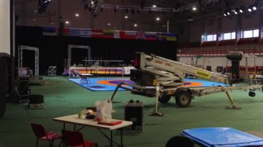 AHTME, ESTONIA - 7 Ocak 2020: Bir spor salonunda serbest güreş turnuvası için profesyonel ses, ışık, video ve sahne ekipmanı kurulumu.
