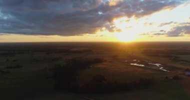 Küçük bir kasaba üzerinde gün batımının muhteşem manzarası..
