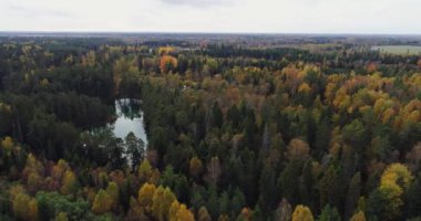 Mavi Göl 'de gün batımı. Güzel sonbahar hava görüntüleri.