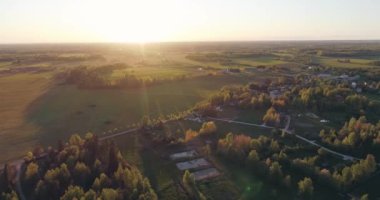 Küçük bir kasaba üzerinde gün batımının muhteşem manzarası..