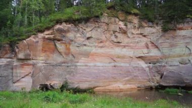 Estonya 'daki Ahja nehrinin kıyısında Devonian kumtaşı çıkıntıları. Ağır çekim. Sabit görüntü