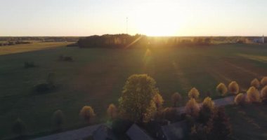 Küçük bir kasaba üzerinde gün batımının muhteşem manzarası..