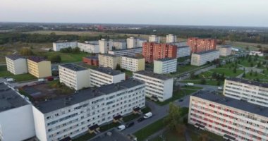 Estonya kırsalındaki evlerin hava manzarası. Yaz şehri manzarası. Hava görüntüleri.
