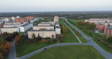 Estonya kırsalındaki evlerin hava manzarası. Yaz şehri manzarası. Hava görüntüleri.