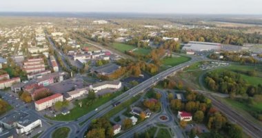 Şehir trafiğinin, arabaların ve otobüslerin hava görüntüleri. Estonya.