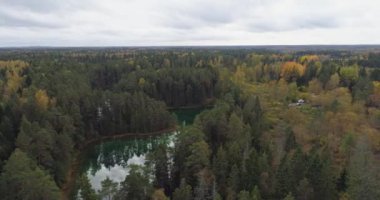 Mavi Göl 'de gün batımı. Güzel sonbahar hava görüntüleri.