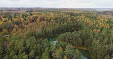 Mavi Göl 'de gün batımı. Güzel sonbahar hava görüntüleri.
