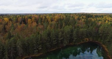 Mavi Göl 'de gün batımı. Güzel sonbahar hava görüntüleri.