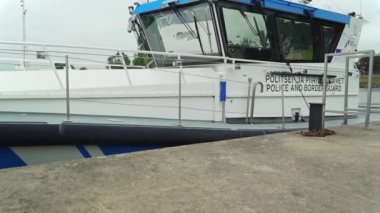 MUSTVEE, ESTONIA - 27 Haziran 2020: modern sahil güvenlik botu. Estonya 'da olmalı. Yavaş çekim Sabit görüntü