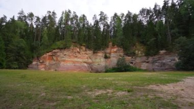 Estonya 'daki Ahja nehrinin kıyısında Devonian kumtaşı çıkıntıları. Ağır çekim. Sabit görüntü