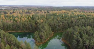 Mavi Göl 'de gün batımı. Güzel sonbahar hava görüntüleri.