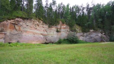 Estonya 'daki Ahja nehrinin kıyısında Devonian kumtaşı çıkıntıları. Ağır çekim. Sabit görüntü