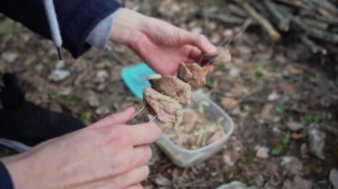 Kız şişe salamura et koyuyor. Dağlarda kamp yapmak. Yavaş çekim görüntüleri. 