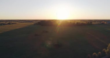 Küçük bir kasaba üzerinde gün batımının muhteşem manzarası..