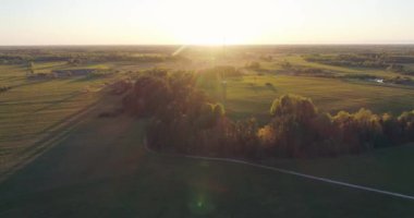 Küçük bir kasaba üzerinde gün batımının muhteşem manzarası..