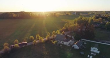 Küçük bir kasaba üzerinde gün batımının muhteşem manzarası..
