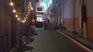 AHTME, ESTONIA - 7 Ocak 2020: Bir spor salonunda serbest güreş turnuvası için profesyonel ses, ışık, video ve sahne ekipmanı kurulumu.