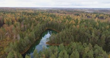 Mavi Göl 'de gün batımı. Güzel sonbahar hava görüntüleri.