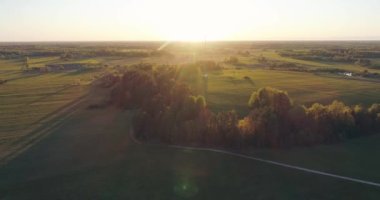 Küçük bir kasaba üzerinde gün batımının muhteşem manzarası..