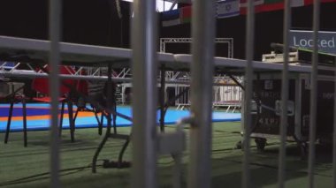 AHTME, ESTONIA - 7 Ocak 2020: Bir spor salonunda serbest güreş turnuvası için profesyonel ses, ışık, video ve sahne ekipmanı kurulumu.