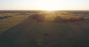 Küçük bir kasaba üzerinde gün batımının muhteşem manzarası..