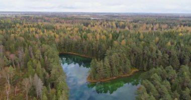 Mavi Göl 'de gün batımı. Güzel sonbahar hava görüntüleri.