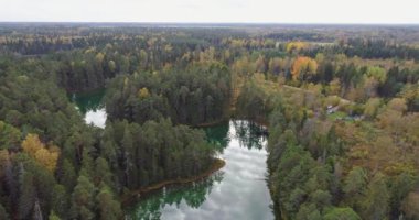 Mavi Göl 'de gün batımı. Güzel sonbahar hava görüntüleri.
