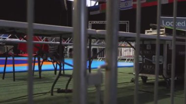 AHTME, ESTONIA - 7 Ocak 2020: Bir spor salonunda serbest güreş turnuvası için profesyonel ses, ışık, video ve sahne ekipmanı kurulumu.