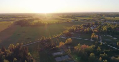 Küçük bir kasaba üzerinde gün batımının muhteşem manzarası..