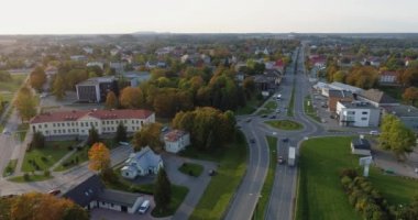 Şehir trafiğinin, arabaların ve otobüslerin hava görüntüleri. Estonya.