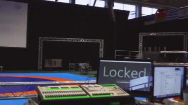 AHTME, ESTONIA - 7 Ocak 2020: Bir spor salonunda serbest güreş turnuvası için profesyonel ses, ışık, video ve sahne ekipmanı kurulumu.