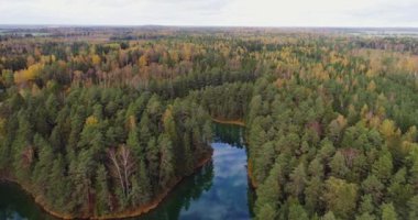 Mavi Göl 'de gün batımı. Güzel sonbahar hava görüntüleri.