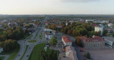 Şehir trafiğinin, arabaların ve otobüslerin hava görüntüleri. Estonya.