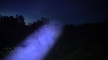 Lamba ışığında duman, karanlık gece arkaplanı 