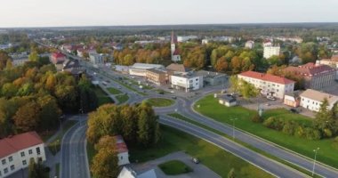 Şehir trafiğinin, arabaların ve otobüslerin hava görüntüleri. Estonya.