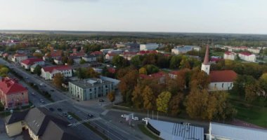 Şehir trafiğinin, arabaların ve otobüslerin hava görüntüleri. Estonya.