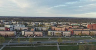 Gün batımında hastanenin yakınındaki binanın havadan görünüşü.