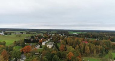 Sonbahar güneşli bir günde Halk Bahçesi ile şehir manzarası. Hava görüntüleri.