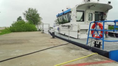 Mustvee, Estonya 'da küçük bir limanın güzel manzarası. Yavaş çekim Sabit.