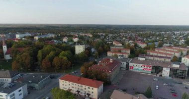 Küçük Estonya kasabasında sonbahar mevsiminin hava görüntüleri. Gün batımı.