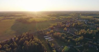 Küçük bir kasaba üzerinde gün batımının muhteşem manzarası..