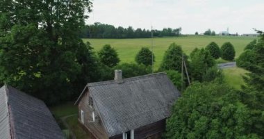 Küçük bir kasaba üzerinde gün batımının muhteşem manzarası..