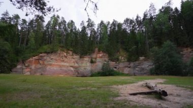 Estonya 'daki Ahja nehrinin kıyısında Devonian kumtaşı çıkıntıları. Ağır çekim. Sabit görüntü
